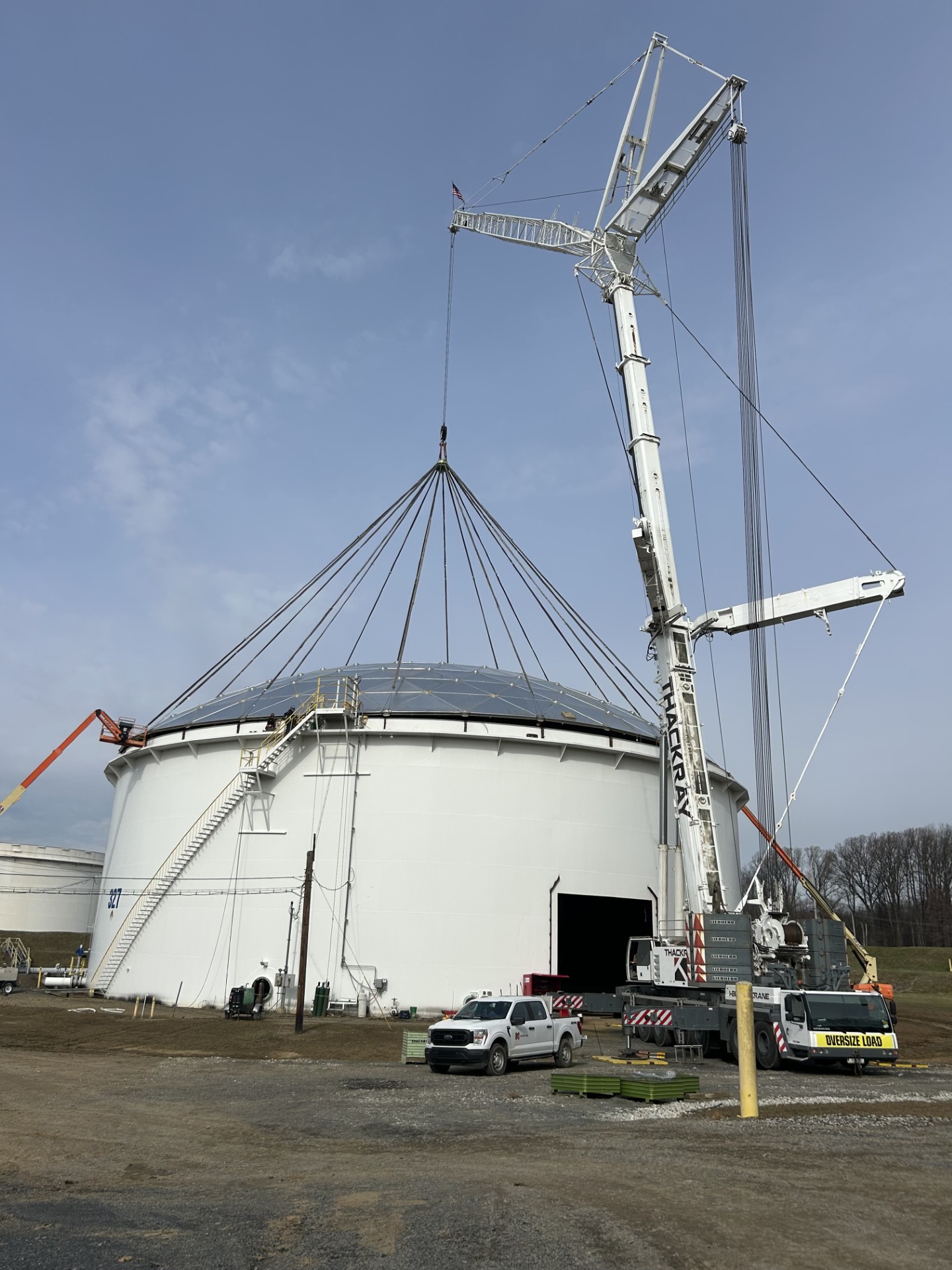 An LGH collector ring below-the-hook lifting device, lifting a heavy circular tank.