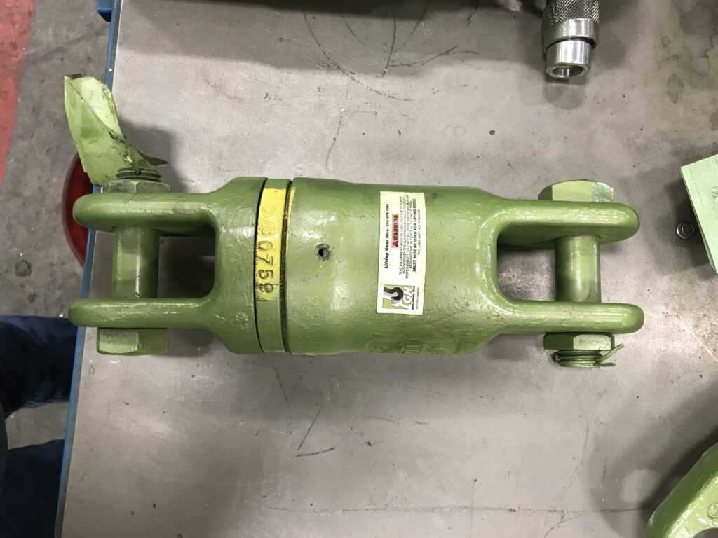 Product picture of a jaw and jaw heavy-duty lifting swivel from LGH.