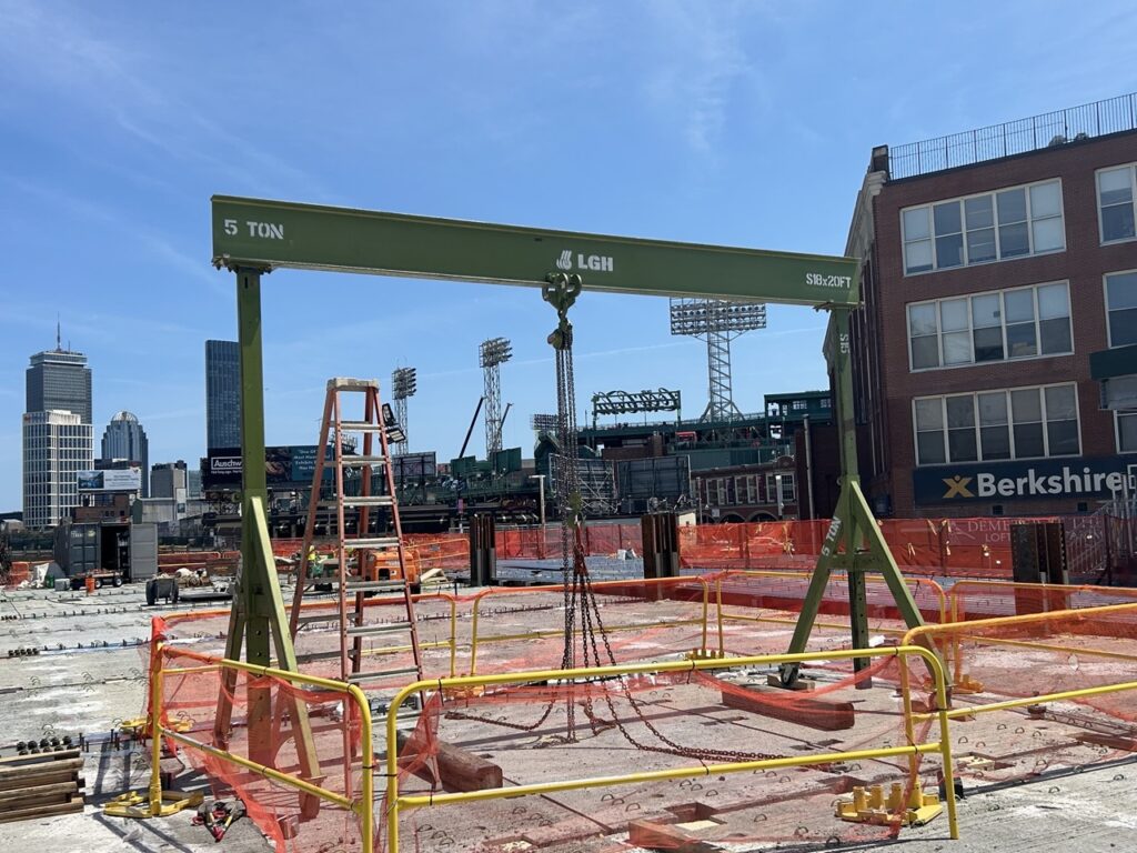 Boston gantry crane with a beam trolley and chain hoist
