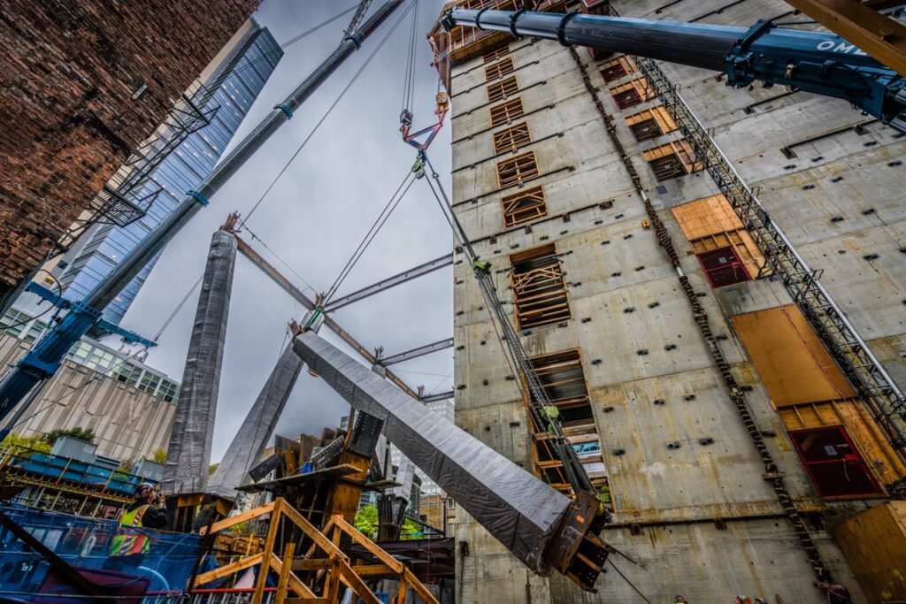 crane using sheave block pulleys from LGH to lift a heavy load