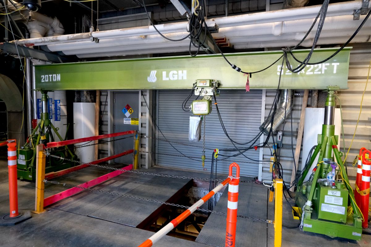 Hydraulic gantry crane and electric chain hoist on jobsite